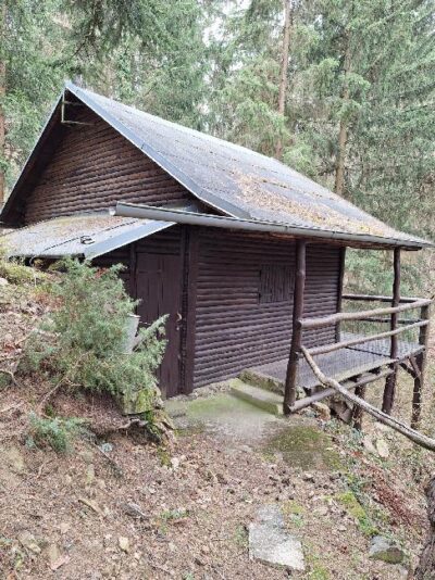 Historická srubová chata v kolébce trampingu – Kamenný Přívoz (Hostěradice)